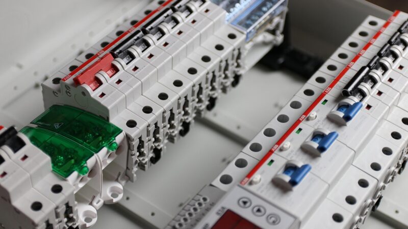 Revize elektřiny v bytovém domě a kanceláři: Jaké jsou povinnosti majitelů?