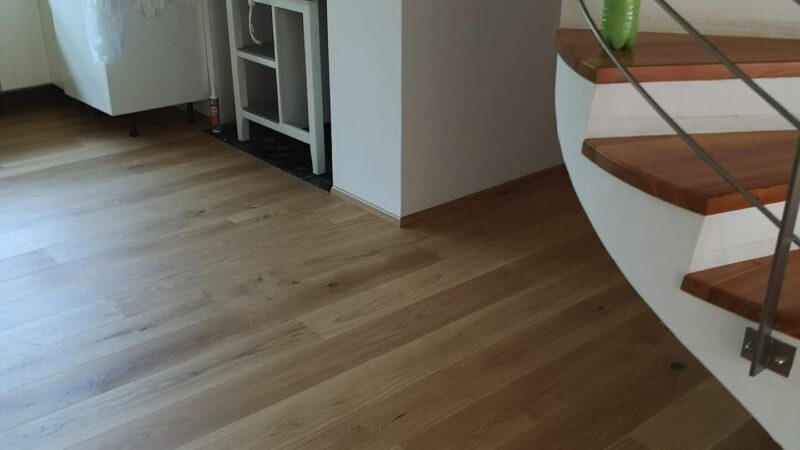 Dřevěná podlaha na podlahové topení: čtyři čísla, která rozhodnou, jestli to dopadne