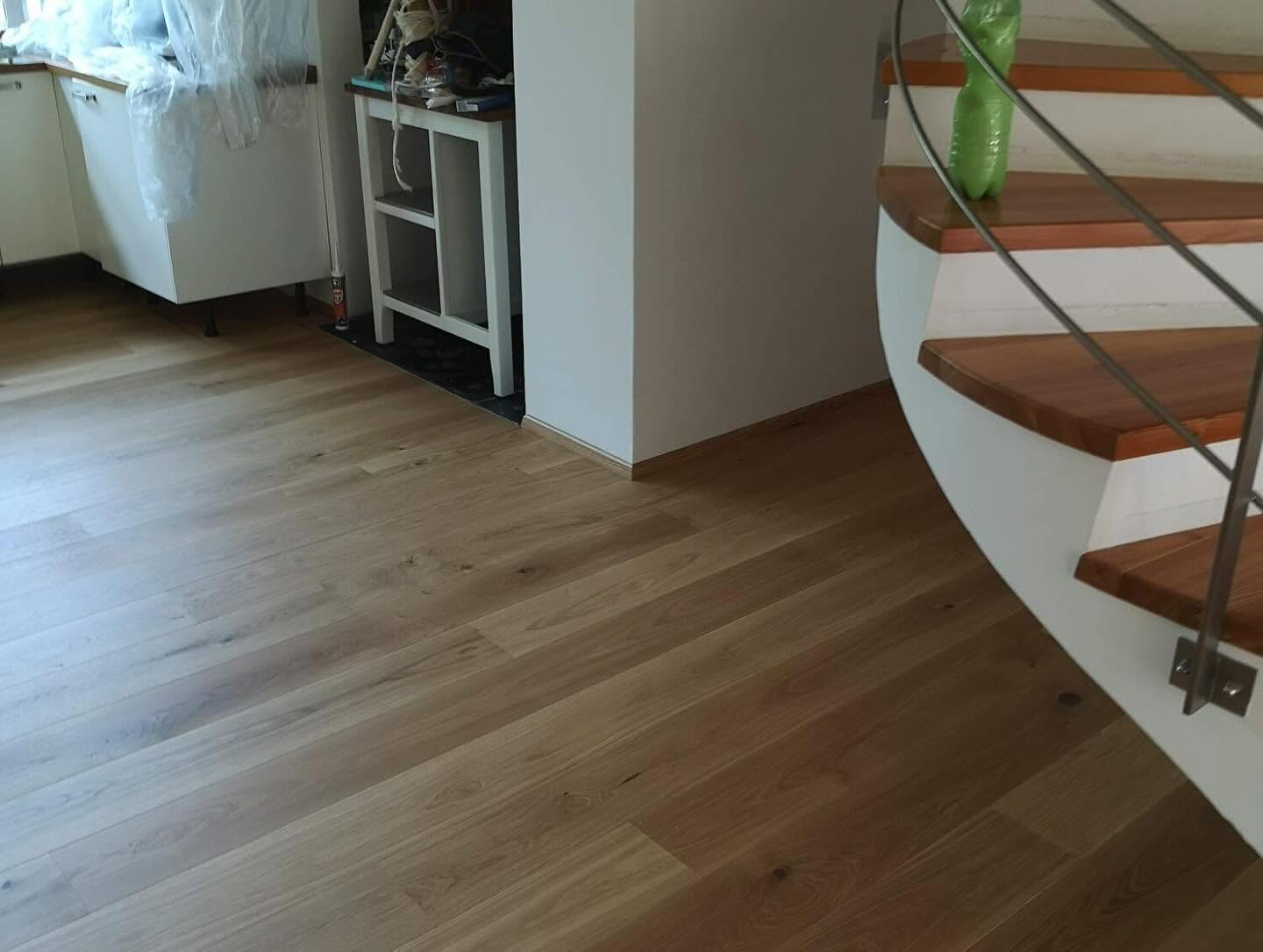 Dřevěná podlaha na podlahové topení: čtyři čísla, která rozhodnou, jestli to dopadne